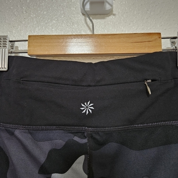 Athleta camo printed cropped leggings size medium - Picture 8 of 14